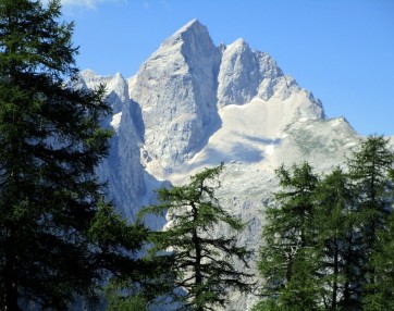 Prelep pogled na mogočni Jalovec. Če velja za Triglav, da je Očak, velja za Jalovec, da je fant od Fare. Jalovec je meni eden najlepših in hkrati zelo zahtevnih slovenskih vrhov. Osvojili smo ga tudi s skupino Projekta Človek.