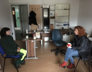 Uvod v dan se je začel z nenapovedanim obiskom čistilke. Ponudili sva ji vroč čaj.
