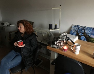 Ogrevanje Tine s čajem in svečkami.