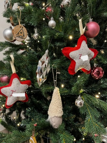 Zapis prostovoljke Brede: Decembrsko prostovoljstvo – ko se šivajo darila in odnosi