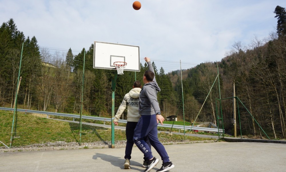 Nova mrežica, novi meti na koš v Terapevtski skupnosti v Sopotnici